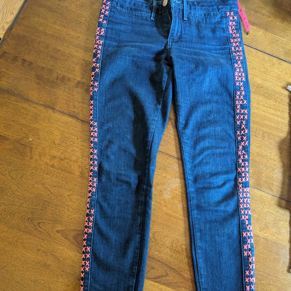 Jeans in denim by Esra with crisscross stitches along the sides